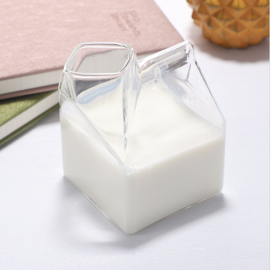 Şəffaf şüşə stəkanlardan hazırlanmış ən gözəl içkilər