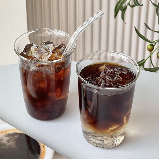 Şüşə su kubokunun toxuması