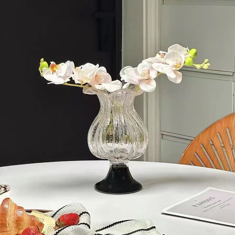 Müxtəlif qəribə formalı şüşə vazalar