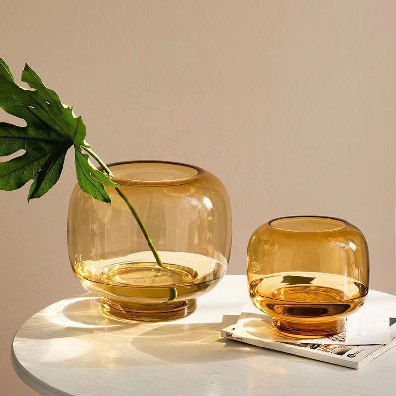 İnstagram-layiqli dəyirmi vaza ilə böyük bir qarın