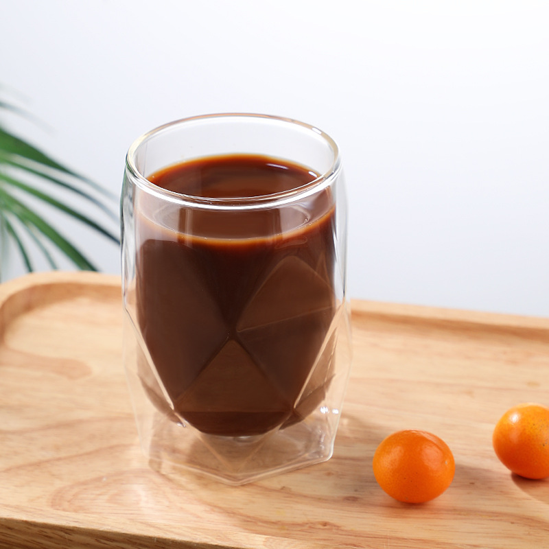 Sadə istilik davamlı iki divarlı izolyasiya edilmiş şüşə kubok